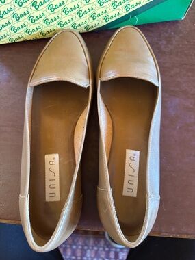 Unisa NWT olive Leather Slip-On Loafers size 8.5